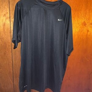 Men’s black Nike tee w/neon yellow Nike sign